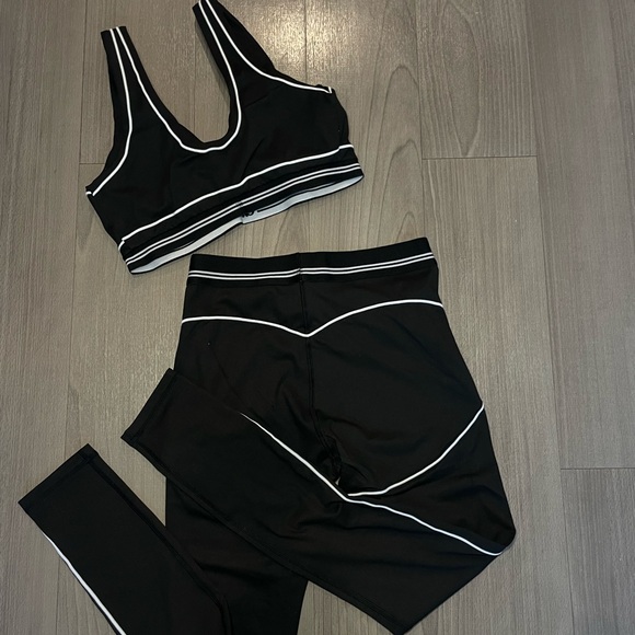 ALO Yoga Black and White Leggings - Picture 3 of 4